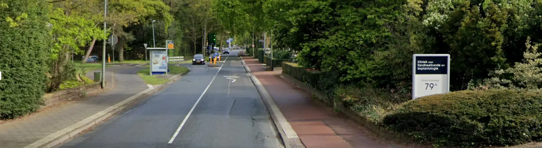 Bord van KTI aan de rand van de straat