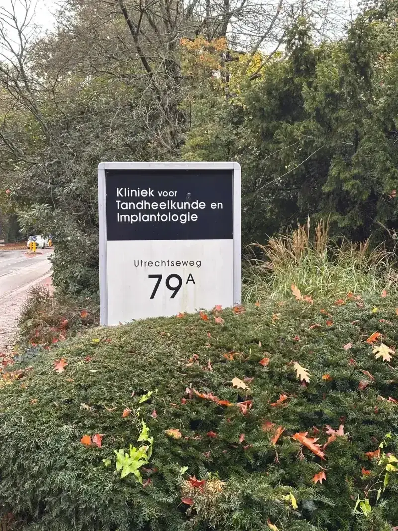 Het naambord van de Kliniek voor Tandheelkunde en Implantologie aan de Utrechtseweg 79A