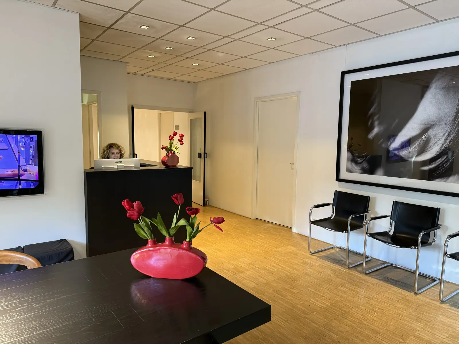 De ontvangstbalie en wachtruimte van KTI Hilversum